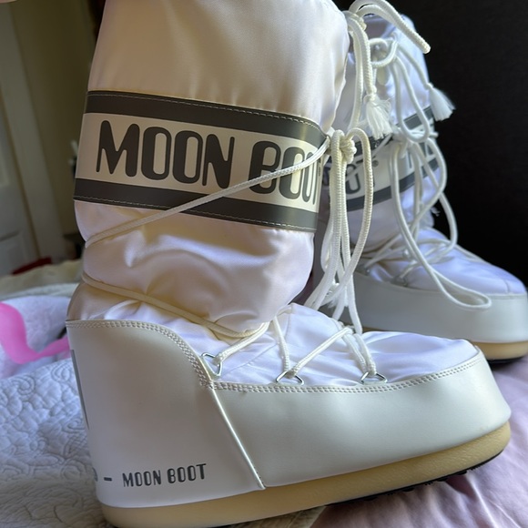 Women’s Tall Moon Boots White Waterproof Size 7/8.5 worn once great condition - Picture 2 of 5